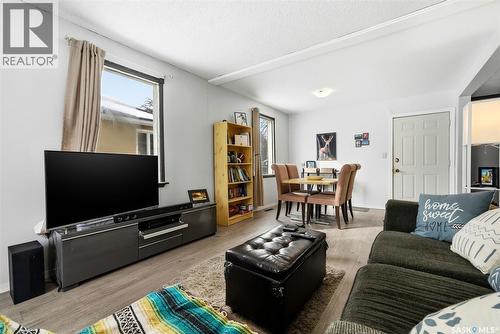 414 18Th Avenue, Regina, SK - Indoor Photo Showing Living Room