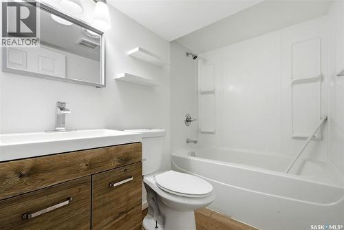 414 18Th Avenue, Regina, SK - Indoor Photo Showing Bathroom