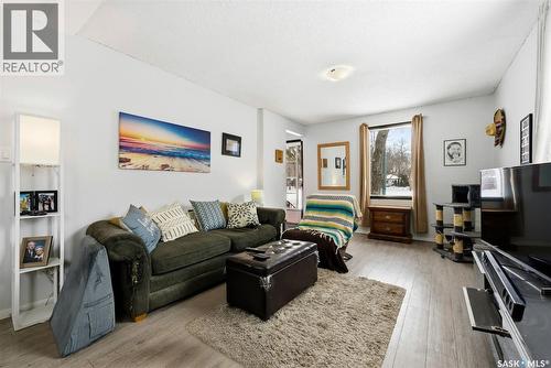 414 18Th Avenue, Regina, SK - Indoor Photo Showing Living Room