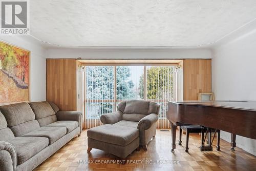 560 Stone Church Road E, Hamilton, ON - Indoor Photo Showing Living Room