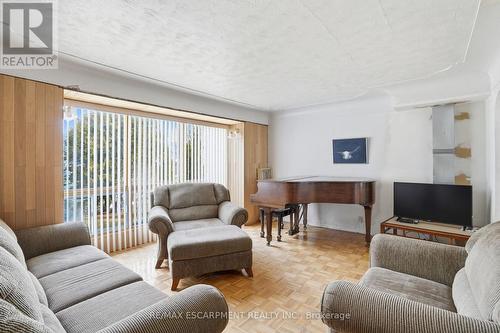 560 Stone Church Road E, Hamilton, ON - Indoor Photo Showing Living Room