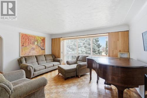 560 Stone Church Road E, Hamilton, ON - Indoor Photo Showing Living Room
