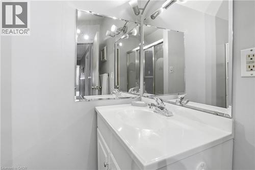 16 Albemarle Street, Hamilton, ON - Indoor Photo Showing Bathroom