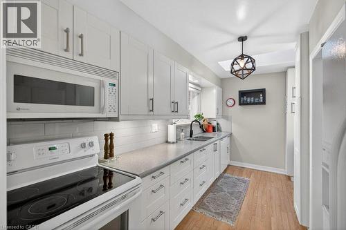 362 Pepper Drive, Burlington, ON - Indoor Photo Showing Kitchen