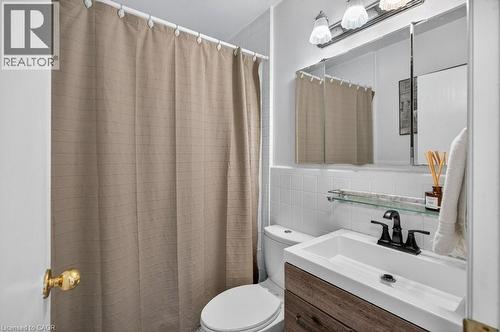 362 Pepper Drive, Burlington, ON - Indoor Photo Showing Bathroom