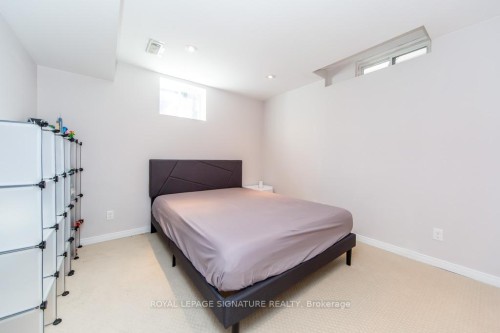 3260 Sealey Crescent, Burlington, ON - Indoor Photo Showing Bedroom