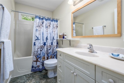 7478 Yake Rd, Fanny Bay, BC 