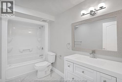 423 Logan Unit# 1, 2, Windsor, ON - Indoor Photo Showing Bathroom