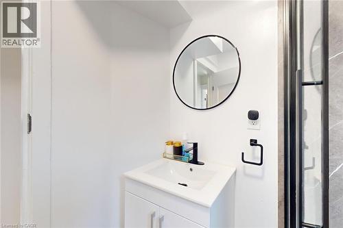 196 Walnut Street S, Hamilton, ON - Indoor Photo Showing Bathroom