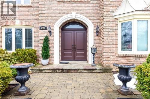 Property entrance with brick siding and a patio - 4220 Millcroft Park Drive, Burlington, ON - Outdoor