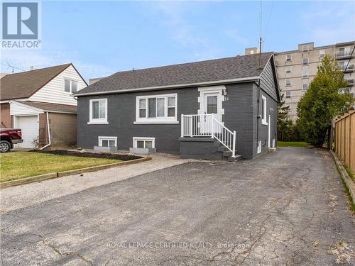 54 DUNCOMBE DRIVE  Hamilton, ON L9A 2G2