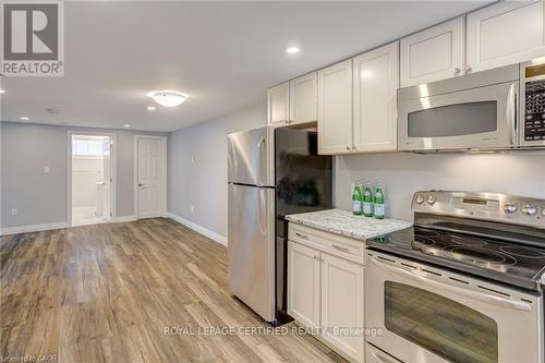 54 Duncombe Drive, Hamilton, ON - Indoor Photo Showing Kitchen