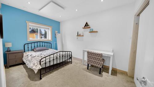 63 Deer Park Avenue, Kimberley, BC - Indoor Photo Showing Bedroom