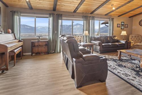 2715 3A Highway, Wynndel, BC - Indoor Photo Showing Living Room