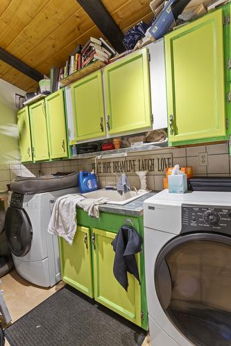 2715 3A Highway, Wynndel, BC - Indoor Photo Showing Laundry Room
