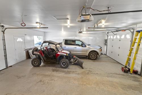 2715 3A Highway, Wynndel, BC - Indoor Photo Showing Garage