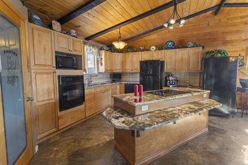 2715 3A Highway, Wynndel, BC - Indoor Photo Showing Kitchen