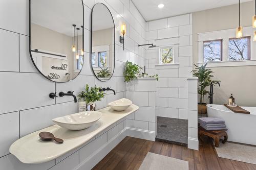 323 Canyon Street, Creston, BC - Indoor Photo Showing Bathroom