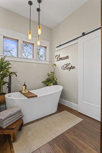 323 Canyon Street, Creston, BC - Indoor