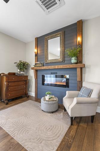 323 Canyon Street, Creston, BC - Indoor With Fireplace