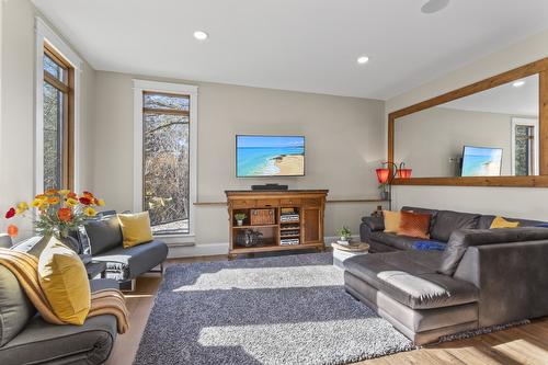 323 Canyon Street, Creston, BC - Indoor Photo Showing Living Room