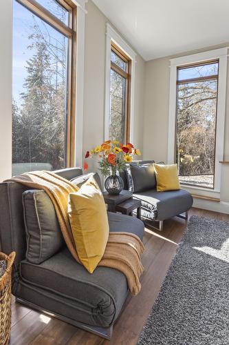 323 Canyon Street, Creston, BC - Indoor