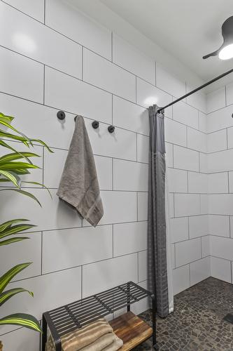 323 Canyon Street, Creston, BC - Indoor Photo Showing Bathroom