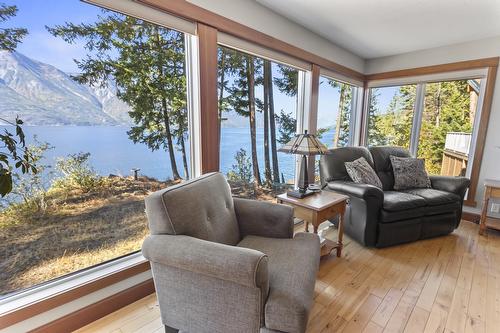12531 Lewis Bay Road, Boswell, BC - Indoor Photo Showing Living Room