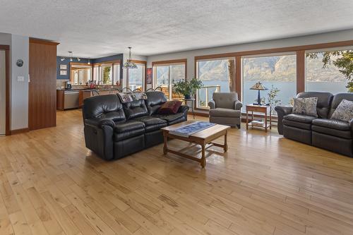 12531 Lewis Bay Road, Boswell, BC - Indoor Photo Showing Living Room