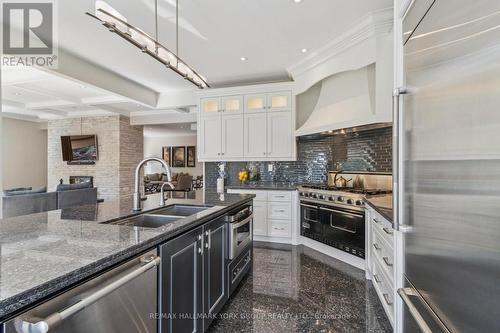 27 Scott Crescent, King, ON - Indoor Photo Showing Kitchen With Double Sink With Upgraded Kitchen