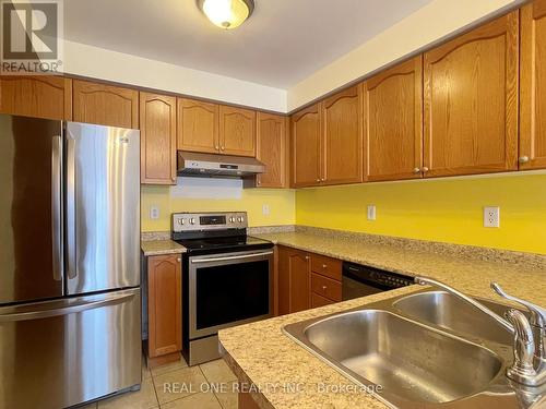 5302 Palmetto Place, Mississauga, ON - Indoor Photo Showing Kitchen With Double Sink