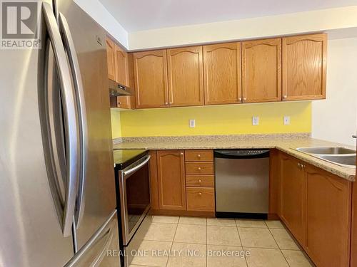 5302 Palmetto Place, Mississauga, ON - Indoor Photo Showing Kitchen With Double Sink
