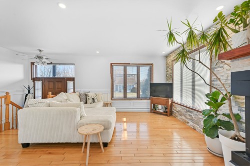 Living Room - 25 31E Avenue, Saint-Blaise-Sur-Richelieu, QC - Indoor Photo Showing Living Room