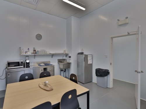 Commerce - 333 Ch. Brosseau, Cowansville, QC - Indoor Photo Showing Laundry Room