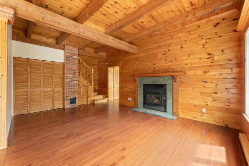 Living Room - 1975 Rue De La Montagne, Saint-Denis-De-Brompton, QC - Indoor Photo Showing Living Room With Fireplace