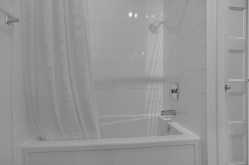 Bathroom - 102-4781 Rue St-Ambroise, Montréal (Le Sud-Ouest), QC - Indoor Photo Showing Bathroom