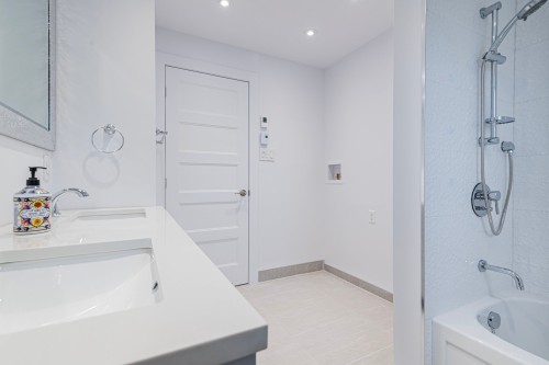 Bathroom - 932 Mtée Champagne, Laval (Sainte-Dorothée), QC - Indoor Photo Showing Bathroom