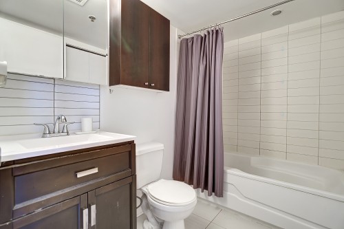 Bathroom - 230-1451 Rue Parthenais, Montréal (Ville-Marie), QC - Indoor Photo Showing Bathroom