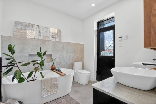 Salle de bains attenante à la CCP - 218 Rue Roy E., Montréal (Le Plateau-Mont-Royal), QC - Indoor Photo Showing Bathroom