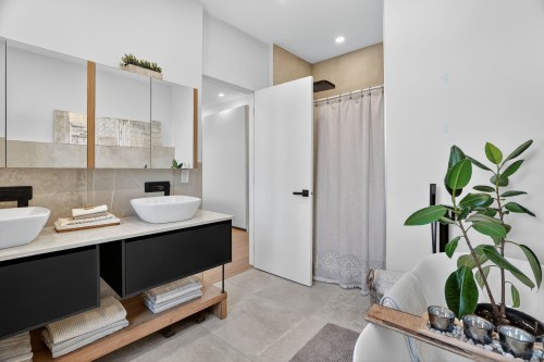 Salle de bains attenante à la CCP - 218 Rue Roy E., Montréal (Le Plateau-Mont-Royal), QC - Indoor Photo Showing Bathroom