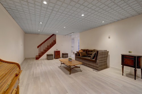 Salle familiale - 41 Rue Champlain, Saint-Constant, QC - Indoor