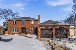 27 Parkway PL  Winnipeg, MB R2G 3T5