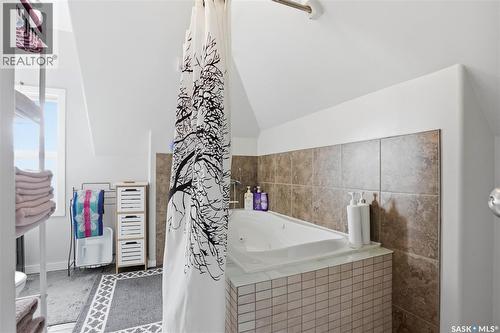 514 4Th Street E, Saskatoon, SK - Indoor Photo Showing Bathroom