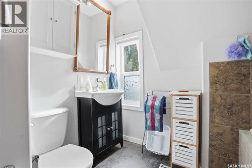 514 4Th Street E, Saskatoon, SK - Indoor Photo Showing Bathroom