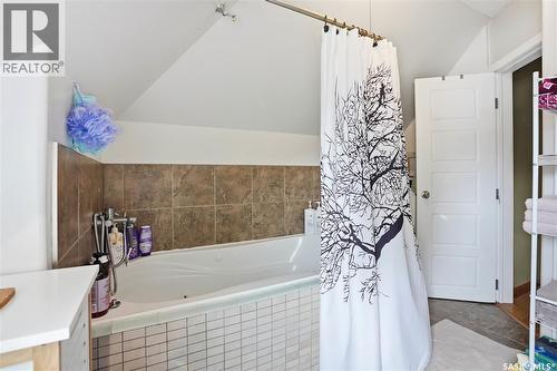 514 4Th Street E, Saskatoon, SK - Indoor Photo Showing Bathroom