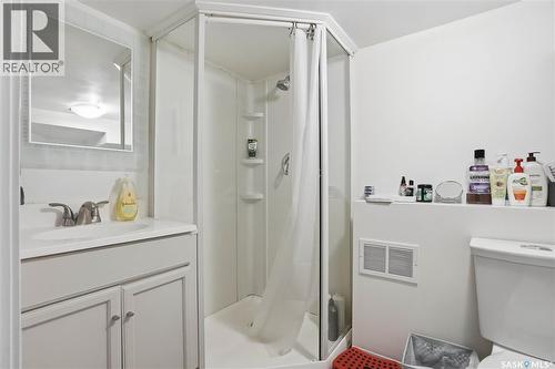 514 4Th Street E, Saskatoon, SK - Indoor Photo Showing Bathroom