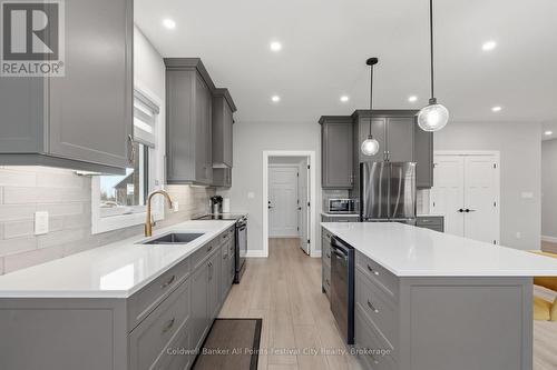 467 Warren Street, Goderich (Goderich (Town)), ON - Indoor Photo Showing Kitchen With Upgraded Kitchen