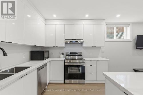 467 Warren Street, Goderich (Goderich (Town)), ON - Indoor Photo Showing Kitchen With Double Sink