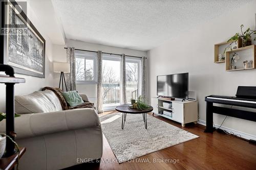 303 - 158A Mcarthur Avenue, Ottawa, ON - Indoor Photo Showing Living Room