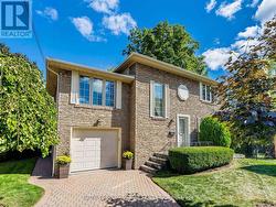 7 LOCHWAY COURT  Toronto, ON M9B 4G6